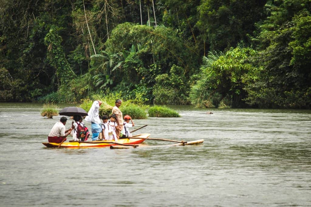 Adultes et enfants à bord d'un bateau Yello au Sri Lanka