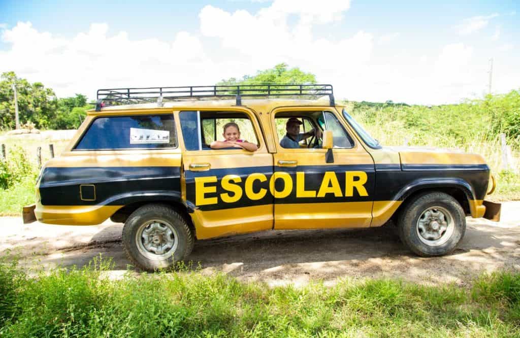 Un véhicule de camion jeep noir et jaune lecture 