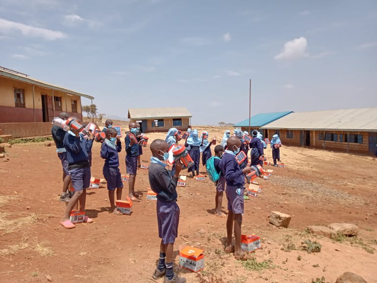 Des étudiants au Kenya reçoivent des packs d'éclairage solaire