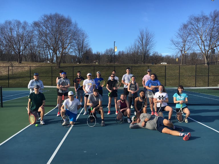L'équipe de tennis du Lebanon Valley College a travaillé ensemble pour aider un village dans le besoin.