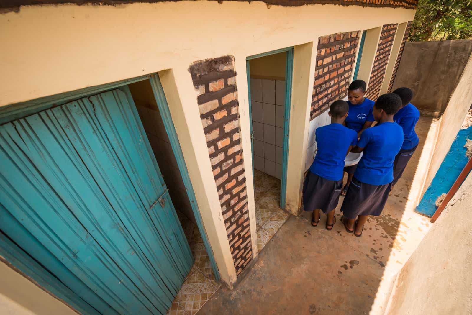 Filles dans une salle de bain Au Rwanda, des filles se rassemblent autour d'un évier pour se laver les mains