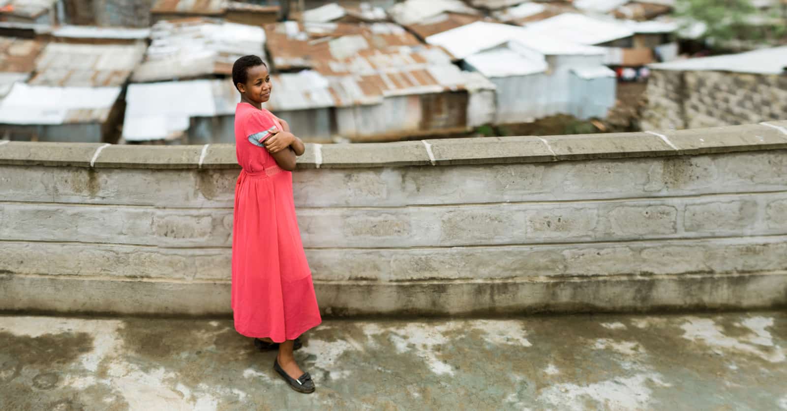 Fille en robe rose Une adolescente en robe rose