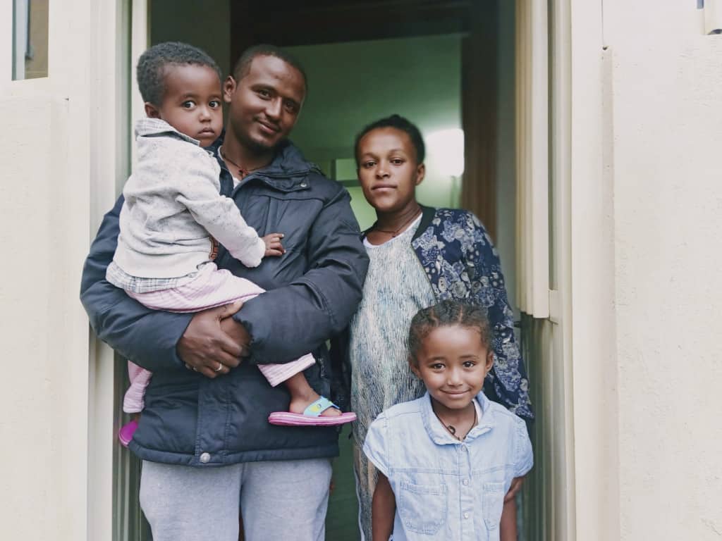 Sintayehu avec sa femme et leurs deux enfants à la maison en Éthiopie