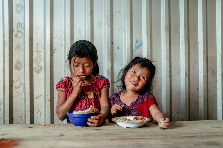 Les filles d'Olivia profitent d'un repas sain et nutritif.