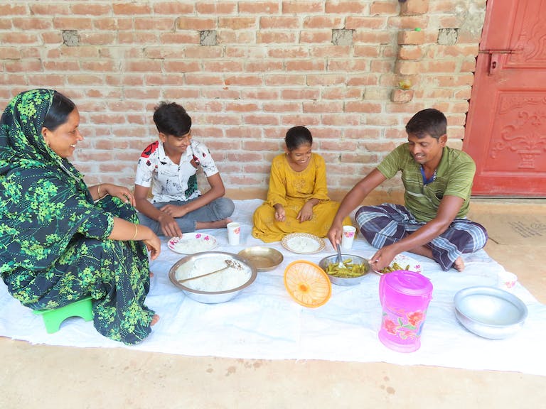 hé-sont-très-heureux-quand-tous-les-membres-de-la-famille-s'assoient-ensemble-pour-le-déjeuner.