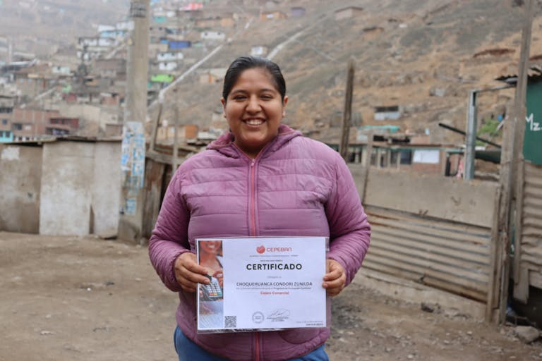 Zunilda avec son certificat de réussite