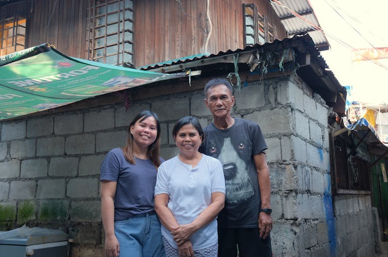 Maintenant 32 ans, Lery (à gauche) travaille pour aider les autres et soutenir sa famille afin qu'ils puissent également avoir un avenir meilleur.