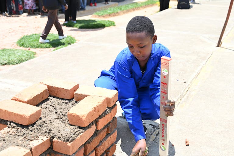 Les filles des communautés du Rwanda brisent les obstacles, grâce à l'éducation et au soutien des programmes de FH Rwanda. Autorisés par ces initiatives, ils ont excellé dans divers domaines - Grace, 12 ans, est un étudiant de haut niveau, Aimee, 12 ans, brille en poésie, Jeanne, 20 ans, est diplômé de la formation professionnelle dans la couture, et Muhorakeye, 23 ans, mène à l'agriculture. Les attentes culturelles, la pauvreté et les responsabilités des ménages ont une fois entravé leurs progrès, mais les interventions de FH Rwanda, telles que les projets d'eau et la construction de latrines, ont amélioré les conditions de vie et ont ouvert des portes aux opportunités. Ces réalisations mettent en évidence le pouvoir de l'éducation et du soutien. Accéder aux ressources d'origine