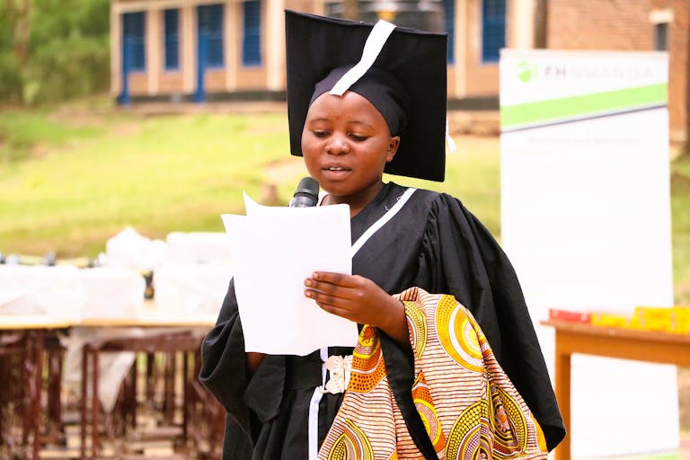 Muhorakeye a 23 ans et utilise sa connaissance des techniques agricoles modernes pour améliorer l'agriculture dans sa communauté.
