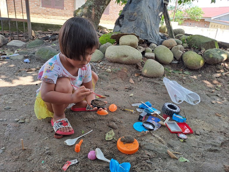 Cassia, quatre ans, s'est amusée à jouer pendant que sa mère Eva a appris sur la parentalité efficace pour les tout-petits, ce qui a conduit à des relations plus fortes avec tous ses enfants.