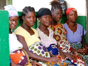 Les femmes comblent le lac de santé maternelle