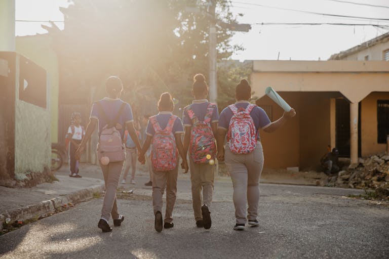 Les jeunes filles de la République dominicaine sur leur chemin vers l'école.