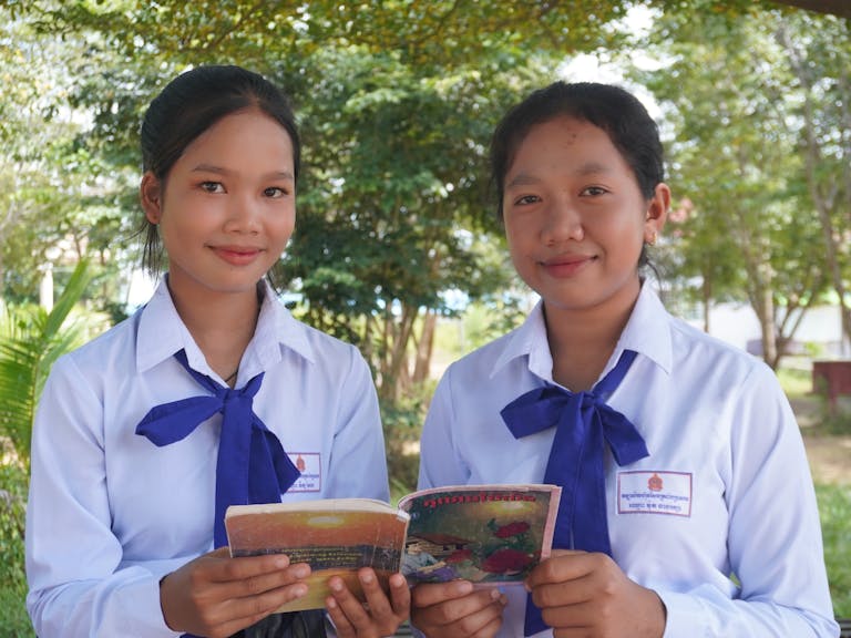 Romonea, 15 ans (à gauche) dit : Je suis reconnaissante envers mon amie Raksa. Elle m'aide à apprendre à écrire et à devenir auteur. Elle m'encourage toujours à lire des livres d'histoires de notre programme scolaire. Grâce à elle, j'aime beaucoup lire maintenant ! Je suis également reconnaissant envers ma mère. Elle m'aime tellement, moi et les autres enfants. Elle dit toujours des mots gentils et inspirants et nous aide à mieux étudier. 
