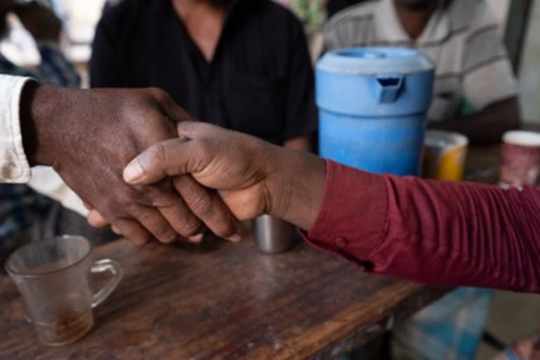 Donner aux parents et aux dirigeants les moyens de surmonter les pressions sociales est un moyen puissant de protéger les filles et de mettre fin au mariage des enfants.