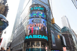 rYojbaba sonne la cloche d'ouverture du Nasdaq pour lutter contre la pauvreté