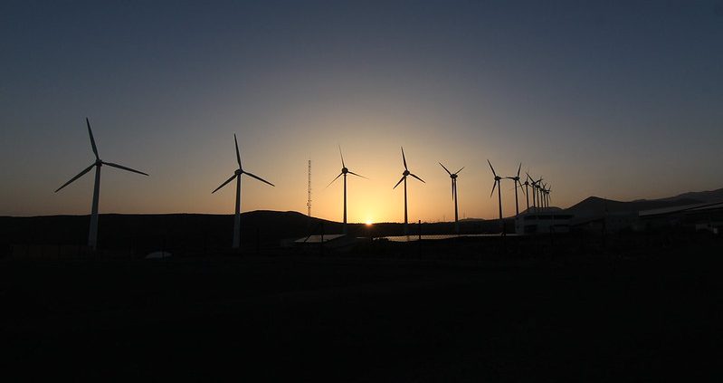 Les projets d’énergie éolienne dans les zones rurales d’Oman transforment les zones reculées en centrales renouvelables, stimulant ainsi les économies et la stabilité locales.