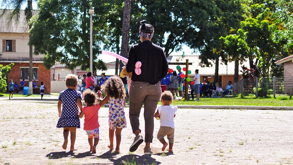 Des enfants en tenue de fête célèbrent lors d’un événement communautaire au Brésil. Criança Feliz.