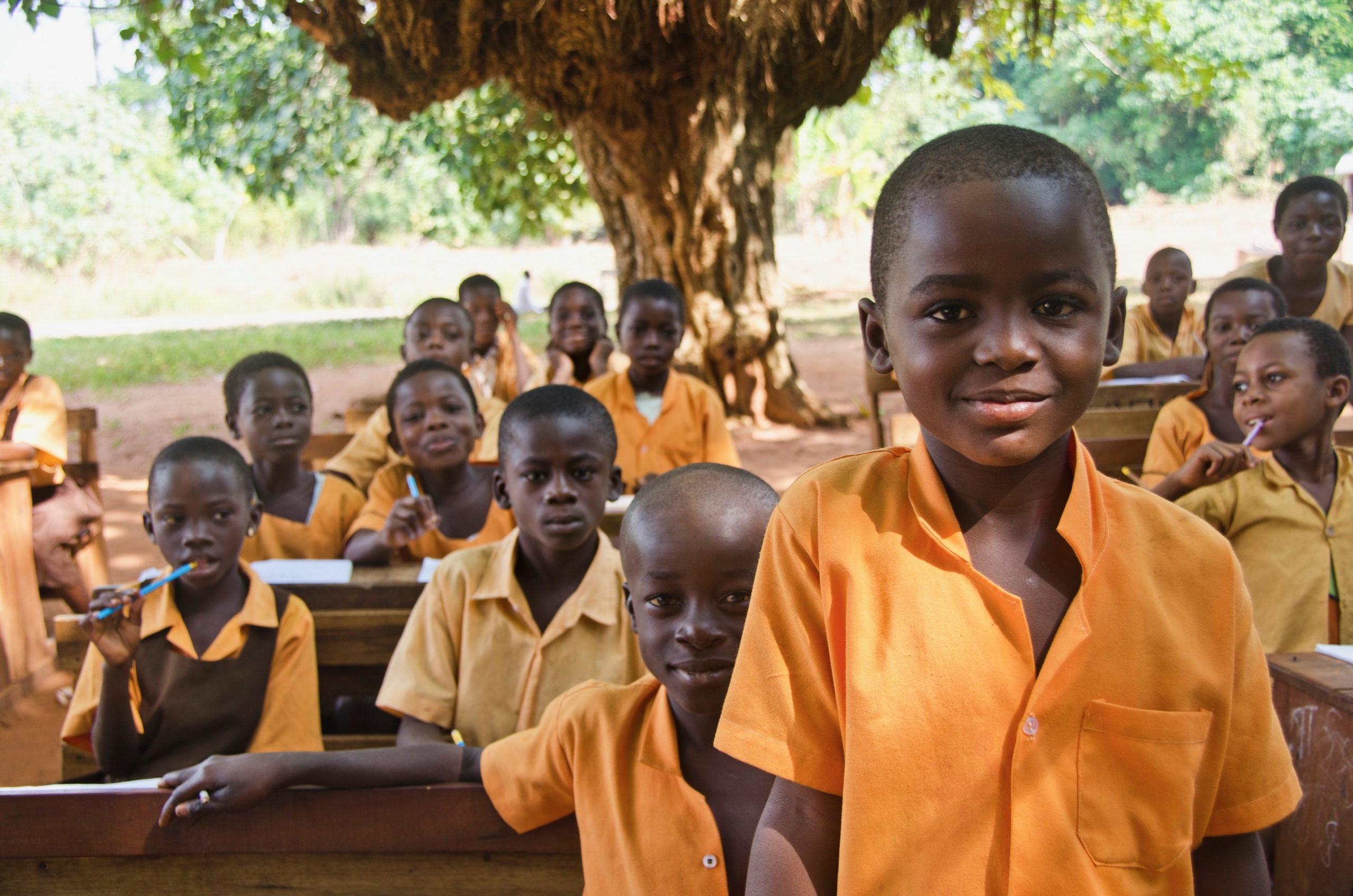 Des enfants prennent leurs repas dans une école du Ghana, dans le cadre du programme d'alimentation scolaire.