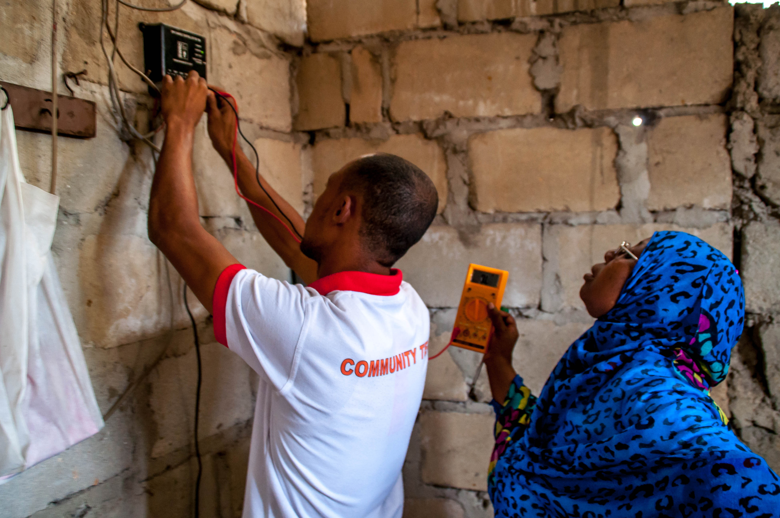 Des femmes assemblant des panneaux solaires, mettant en valeur l’autonomisation des Solar Mamas à Zanzibar. La pauvreté à Zanzibar