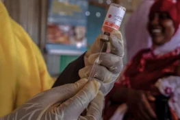Comment les seringues à désactivation automatique rendent la vaccination plus sûre