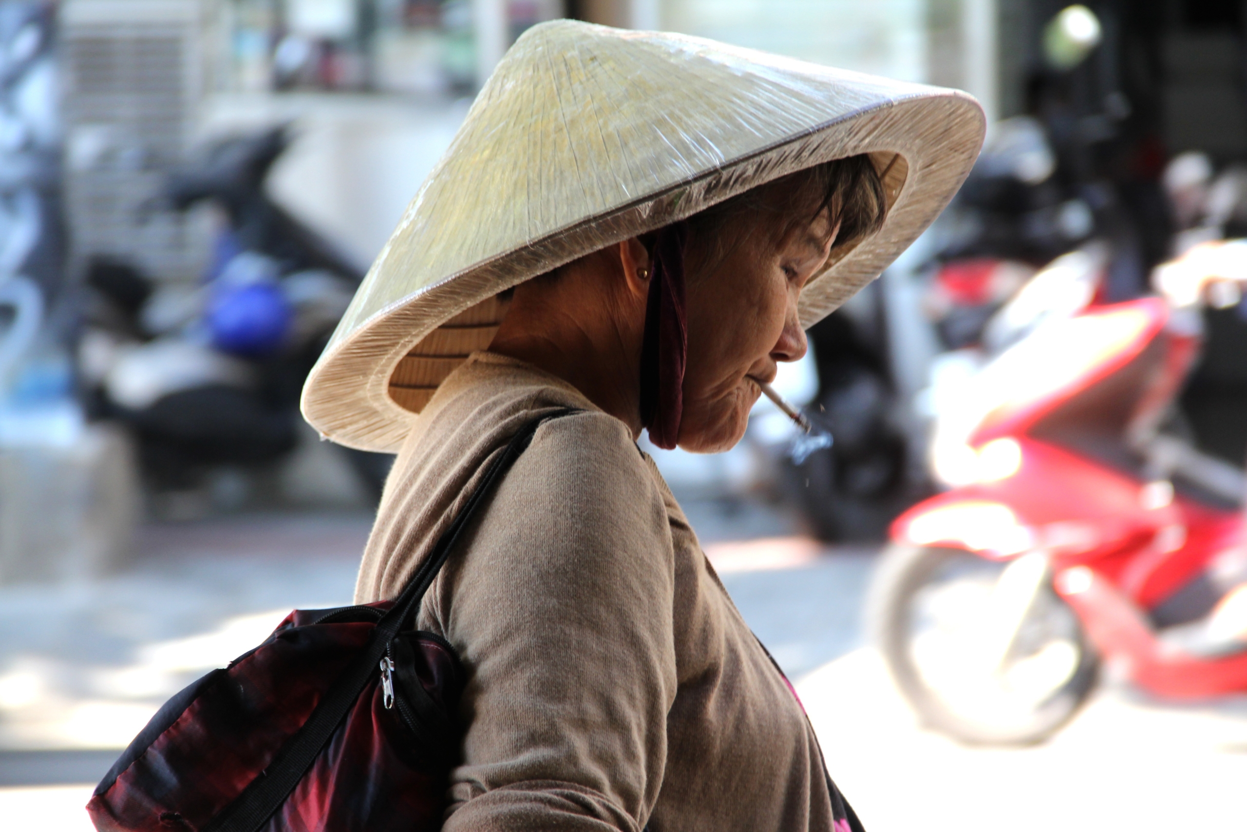 Femme portant des seaux d’eau, marchant dans une zone rurale. Kiosques à eau au Cambodge